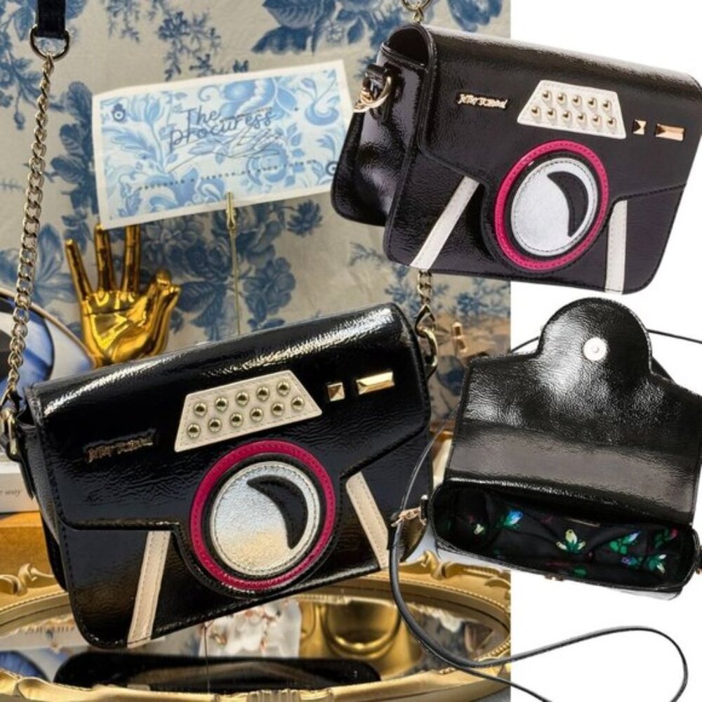 🆕 BETSEY JOHNSON 🧿 NWOT Get My Good Side Novelty Camera Crossbody Bag, Black